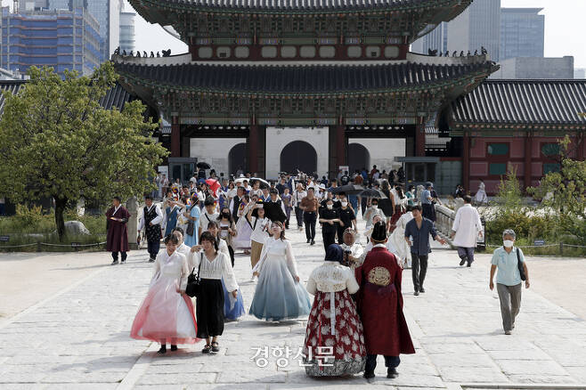 서울 경복궁에서 한복을 입은 관광객들이 산책하고 있다. 문재원 기자