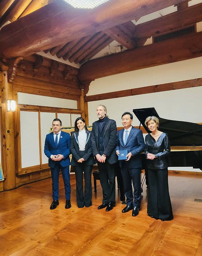 Greece-Korea Friendship Committee President Georgios Stamatis(first from left) and Greek Ambassador to Korea Ekaterini Loupas (first from right) pose for a group photo with attendees of the event at Sarangjae at the National Assembly, in Yeoido, Seoul on Monday. (Greek Embassy in Seoul)