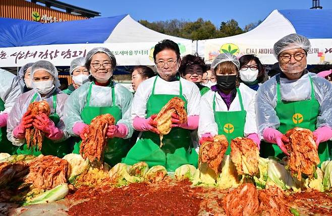 이철우 지사와 경북새마을부녀회 회원들이 '사랑의 김장다그기 행사'를 진행하고 있다.(경북도 제공) 2023.11.14.