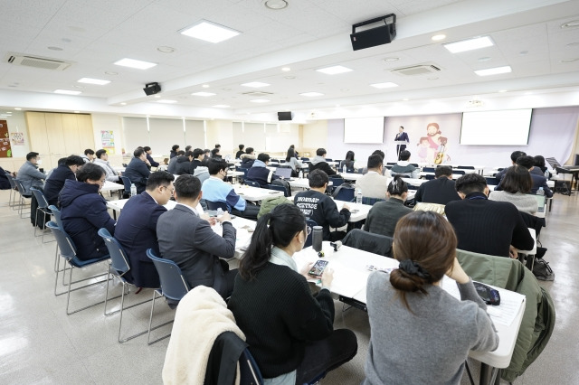 한국교회지도자센터가 주최한 '청년 목회자 세미나' 참석자들이 14일 서울 양천구 목동 지구촌교회에서 강의를 듣고 있다. 한국교회지도자센터 제공