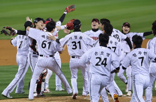 13일 서울 잠실야구장에서 열린 2023 KBO 한국시리즈 5차전 kt wiz와 LG 트윈스의 경기에서 kt에 6-2로 승리하며 29년 만에 한국시리즈 우승을 확정한 LG 선수들이 기뻐하고 있다.  [사진=연합뉴스]