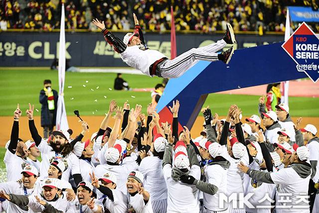 염경엽 감독이 한국시리즈 우승이 확정된 후 LG 선수들에게 헹가레를 받고있다. 사진(잠실 서울)=김영구 기자