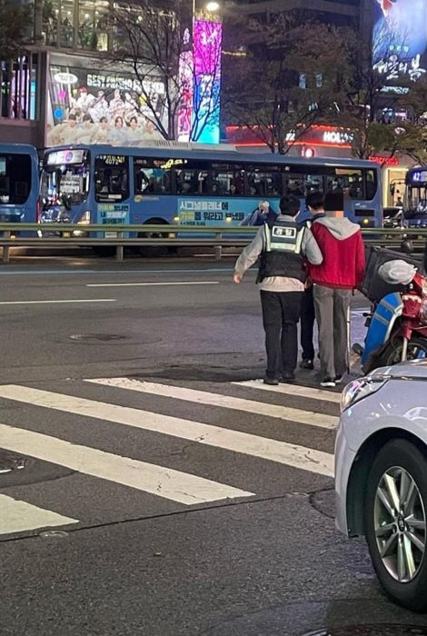 지난 9일 강남역 올리브영에서 몰카를 찍다가 육군 25사단 김 일병의 신고로 불법촬영 가해자(붉은색 상의)가 경찰에 붙잡혔다. /사진=육대전