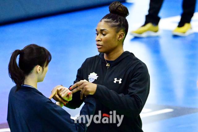 현대건설 모마가 김다인에게 훈련 중 장난을 치고 있다 / 한국배구연맹.