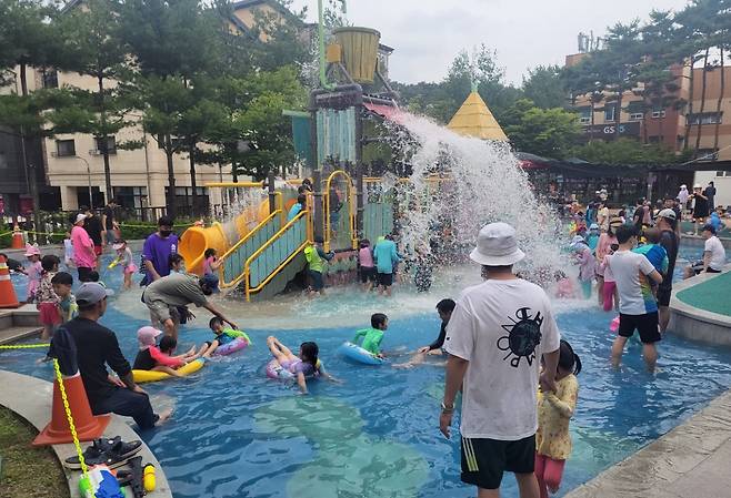 용인특례시가 동백호수공원·내꽃근린공원에 어린이 물놀이터를 설치한다. 사진은 물내음어린이공원에 설치된 물놀이터.[용인시 제공]