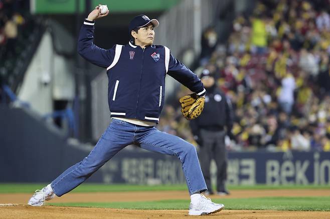 8일 서울 잠실야구장에서 열린 2023 KBO 한국시리즈 2차전 kt wiz와 LG 트윈스의 경기에 앞서 배우 정우성이 시구하고 있다. [연합]