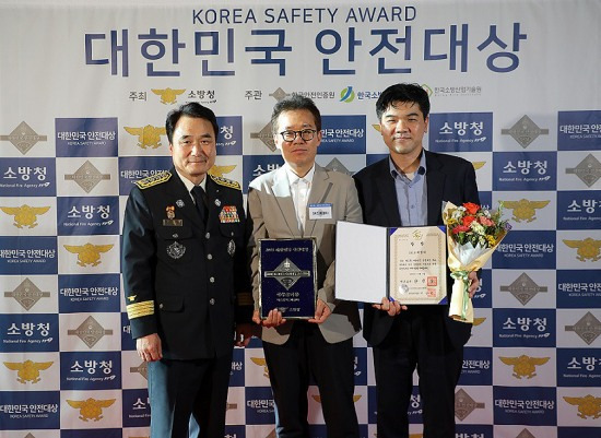 지난 2일 대한민국 안전대상에서 국무총리상을 수상한 SK스페셜티(좌로부터 남화영 소방청장, SK스페셜티 이규원 사장, 최진석 SHE실장)(SK스페셜티제공)