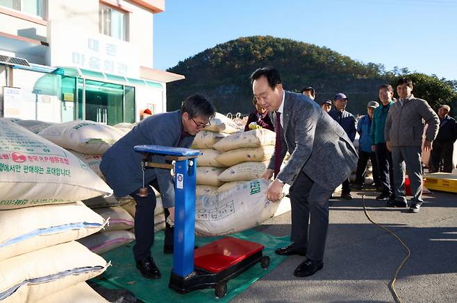 [통영=뉴시스] 신정철 기자= 통영시는 지난 13일 광도면 대촌마을을 시작으로 오는 17일까지 산양읍을 비롯한 4개 읍·면에서 ‘2023년산 공공비축미곡' 40㎏ 포대벼 기준으로 1만45포대(401.8t)를 매입한다. 사진은 천영기 통영시장이 매입 첫날 농민들의 노고를 격려하고 매입 저울을 점검하고 있다.(사진=통영시 제공).2023.11.14. photo@newsis.com *재판매 및 DB 금지