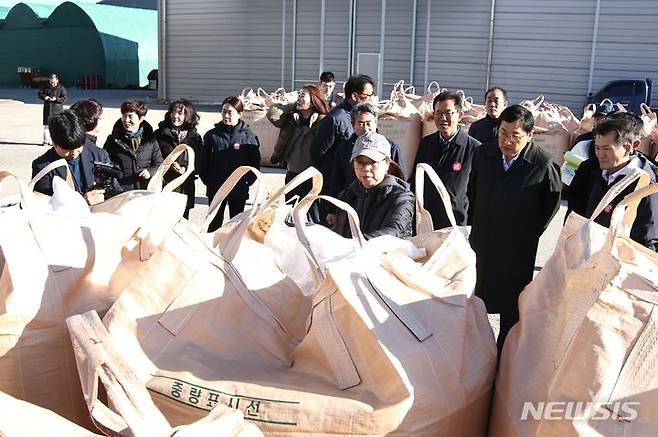 주낙영 경주시장, 공공비축미 건조 벼 수매현장 방문