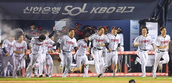 13일 서울 잠실야구장에서 열린 2023 KBO 한국시리즈 5차전 kt wiz와 LG 트윈스의 경기에서 6-2로 승리해 우승을 차지한 LG 선수들이 기뻐하고 있다. 연합뉴스