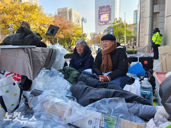 남재영 목사(왼쪽)와 박경양 목사(오른쪽)가 13일부터 광화문 감리회본부 앞에서 노조법 2,3조 개정을 기원하는 무기한 단식기도회를 진행하고 있다.