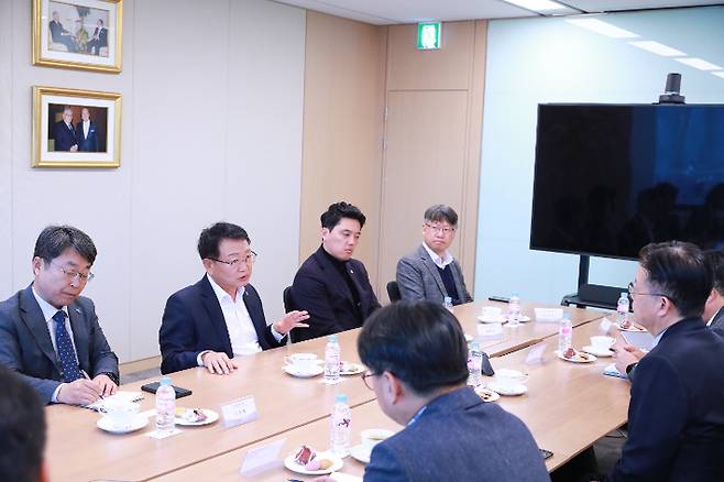 손병복 울진군수가 한화호텔앤드리조트 본사에서 김형조 대표이사를 만나 백암온천점의 지속적인 운영 방안을 건의하고 있다. 울진군 제공