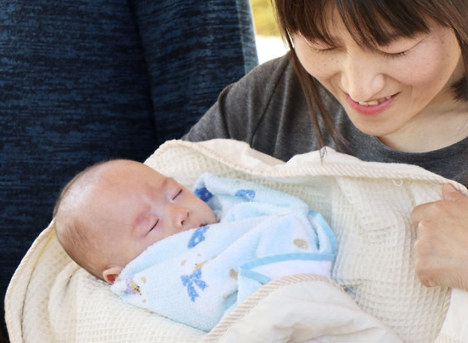 일본의 한 경제 매체가 한국의 인구 절벽을 이유로 경제성장이 끝났다는 피크코리아론을 제기한 가운데, 일본에서도 올해 상반기 태어난 출생아 수가 전년 동기에 비해 4% 이상 줄어든 것으로 나타났다. 로이터연합뉴스