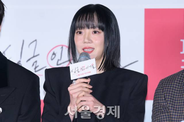 배우 임수정이 14일 오후 서울 광진구 롯데시네마 건대입구에서 진행된 영화 ‘싱글 인 서울’(감독 박범수) 언론배급시사회 및 기자간담회에서 소감을 말하고 있다. 김규빈 기자