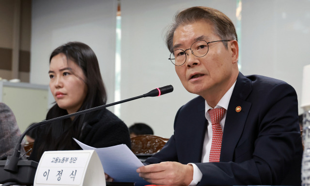 이정식(오른쪽) 고용노동부 장관이 14일 광주 광산구 하남산업단지관리공단에서 대유위니아 협력 기업 현장 간담회를 하고 있다. 연합뉴스