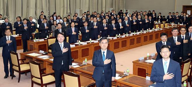 2020년 10월 윤석열 검찰총장이 대검찰청에서 열린 전국 지검장 및 선거담당 부장검사 회의에서 국기에 대해 경례하고 있다. ⓒ연합뉴스