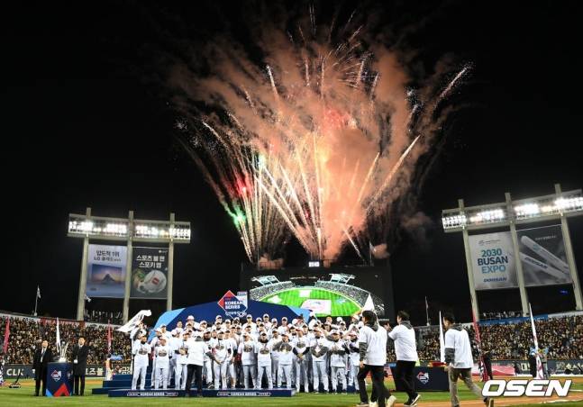 LG 선수단의 우승 세리머니 모습.