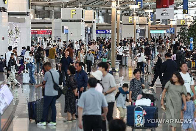 북적이는 인천공항 출국장 [연합뉴스 자료사진]