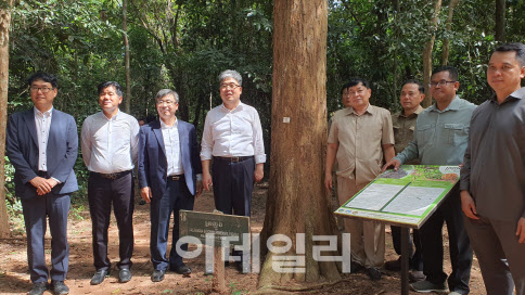 임상섭 산림청 차장(왼쪽 4번째)이 캄보디아 시엠립주 장미목 군락지를 시찰한 후 기념촬영하고 있다. (사진=산림청 제공)