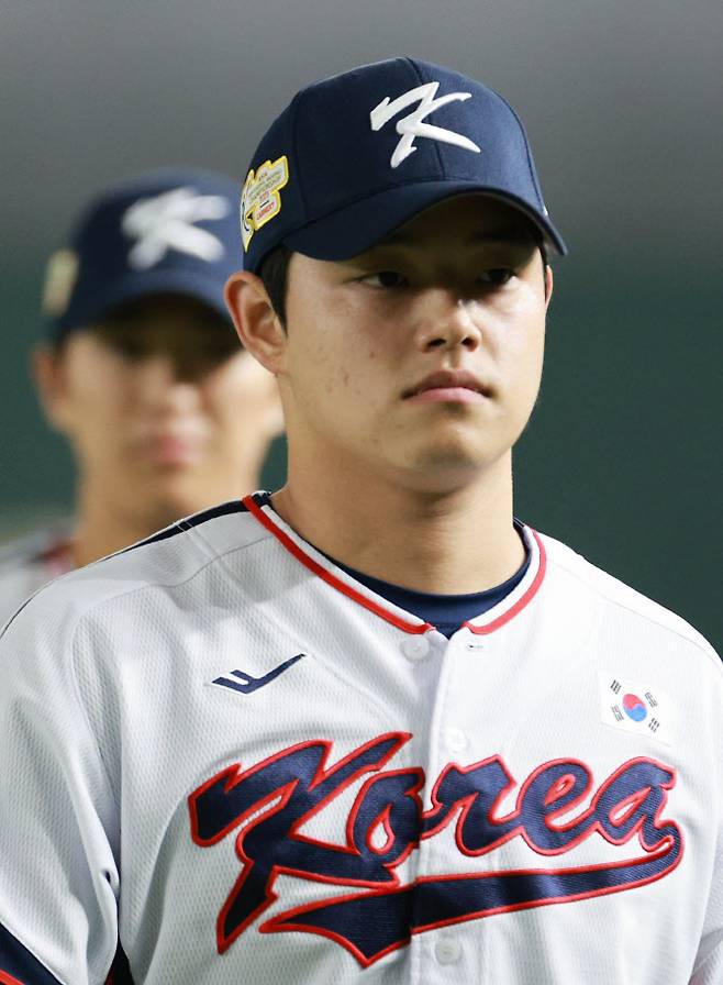 아시안프로야구챔피언십(APBC) 한국 야구대표팀 문동주가 15일 도쿄돔에서 열린 공식 훈련에서 덕아웃으로 향하고 있다. 대표팀은 16일 낮 12시 호주와 예선 1차전을 갖는다. 사진=연합뉴스