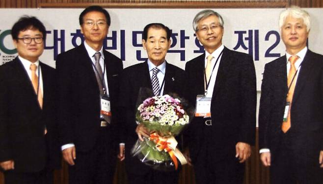 고 이태희 전남대 교수(가운데)가 대한비만학회 20주년 창립기념식에서 공로상을 받고 학회 임원들과 자리를 함께 했다. [사진=비만학회]