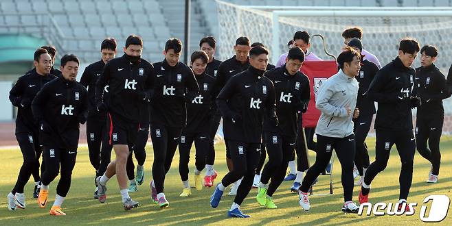 대한민국 축구대표팀 선수들이 14일 오후 서울 양천구 목동운동장에서 2026 국제축구연맹(FIFA) 북중미 월드컵 아시아 지역 2차 예선을 앞두고 훈련을 하고 있다. 클린스만호는 오는 16일 서울월드컵경기장에서 싱가포르, 21일 중국 선전 유니버시아드 스포츠센터에서 중국과 경기를 치를 예정이다. 2023.11.14/뉴스1 ⓒ News1 김진환 기자