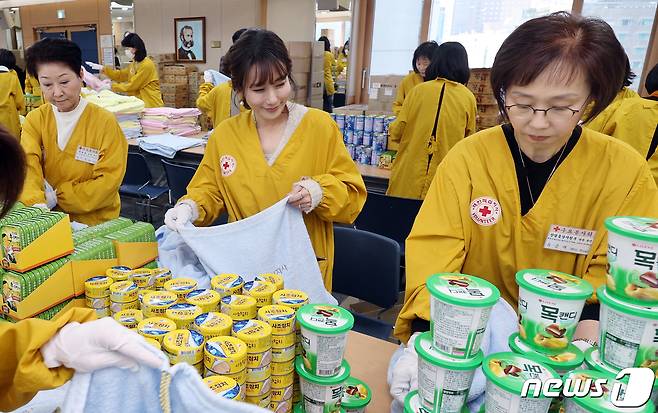 김영호 통일부 장관의 부인 남미경 씨와 한동훈 법무부 장관의 부인 진은정 씨, 방문규 산업통상자원부 장관 부인 유금재 씨가 15일 오전 서울 중구 소파로 대한적십자사 서울사무소 앙리뒤낭홀에서 2023 사랑의 선물을 제작하고 있다. 2023.11.15/뉴스1 ⓒ News1 박정호 기자