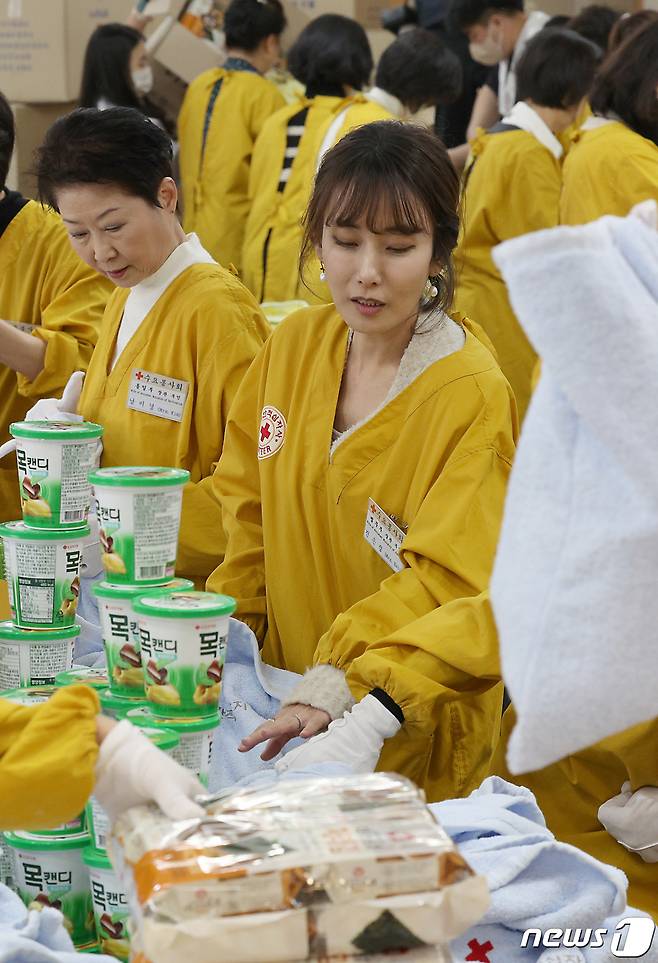 한동훈 법무부 장관의 부인 진은정 씨(오른쪽)와 김영호 통일부 장관 부인 남미경 씨가 15일 오전 서울 중구 소파로 대한적십자사 서울사무소 앙리뒤낭홀에서 2023 사랑의 선물을 제작하고 있다. 2023.11.15/뉴스1 ⓒ News1 박정호 기자