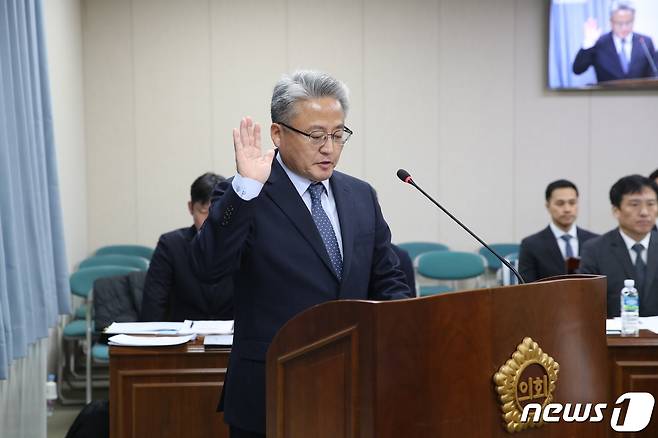 이강근 전남신용보증재단 이사장 임명후보자가 전남도의회 인사청문회에서 선서를 하고 있다.(전남도의회 제공)/뉴스1