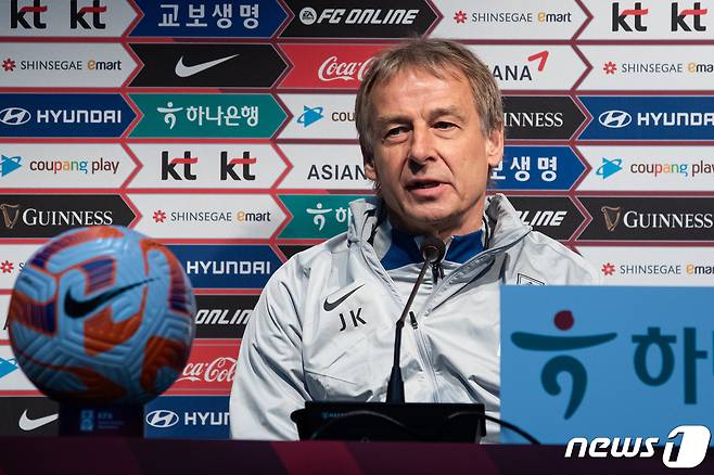 위르겐 클린스만 축구대표팀 감독이 15일 서울월드컵경기장에서 열린 2026 북중미 월드컵 아시아지역 2차 예선 C조 조별리그 1차전 싱가포르와의 경기를 앞두고 열린 기자회견에서 취재진 질문에 답하고 있다. 16일 오후 8시 서울월드컵경기장에서 열리는 싱가포르전은 미국, 멕시코, 캐나다가 공동 개최하는 2026 북중미 월드컵을 향한 첫 걸음이다. 한국은 2차 예선 C조에서 싱가포르, 중국, 태국과 겨뤄 상위 2개 팀이 3차 예선에 진출한다. 2023.11.15/뉴스1 ⓒ News1 유승관 기자