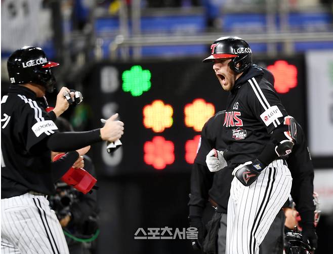 LG 오스틴이 10일 수원 KT 위즈파크에서 열린 KT와 2023 한국시리즈 3차전 3회초 2사2,3루 좌월홈런을 날린 후 환호하고 있다. 2023. 11. 10.수원 | 최승섭기자 thunder@sportsseoul.com