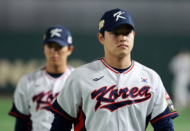 아시아프로야구챔피언십(APBC) 2023 한국 야구대표팀 문동주(오른쪽)가 15일 도쿄돔에서 열린 공식 훈련에서 덕아웃으로 향하고 있다. 대표팀은 16일 낮 12시 호주와 예선 1차전을 갖는다. 2023.11.15. 사진 | 도쿄=연합뉴스