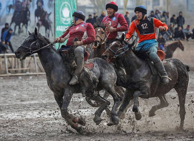 11일 중앙아시아 키르기스스탄 비슈케크에서 열린 콕 보루 전국 선수권대회에 참가한 키르기스스탄 기수들이 경기를 하고 있다. 콕 보루는 기수들이 머리 없는 염소 사체를 상대방 골대에 떨어뜨리는 폴로와 비슷한 중앙아시아 전통승마경기다./로이터 연합뉴스