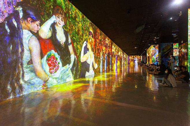 '빛의 벙커' 전시의 하이라이트이자 메인 무대인 가로 벽. 폭 100m 벽면을 영상이 가득 채우며 흐른다./이신영 영상미디어 기자