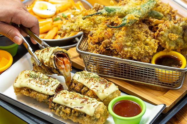 '말이'의 '흑돼지 등심 매콤 김말이'와 '제주 말고기 튀김', '떡볶이'(앞에서부터)./이신영 영상미디어 기자