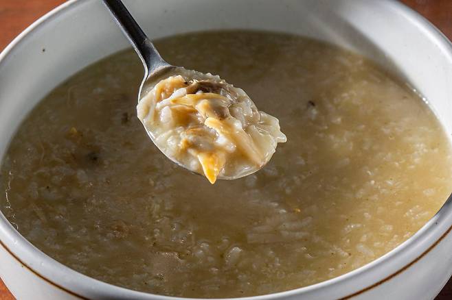 '시흥해녀의집'은 제주에서 드물게 조개죽을 낸다./이신영 영상미디어 기자