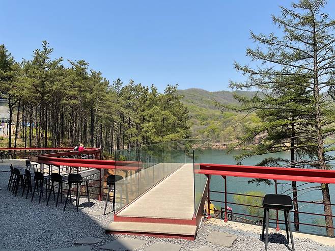 마장호수와 출렁다리를 바라보며 커피와 브런치를 즐길 수 있는 카페 ‘레드브릿지'의 테라스와 다리 포토존. /강정미 기자