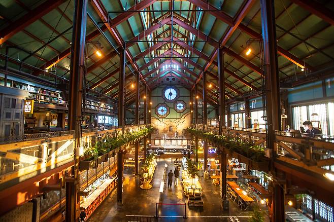 파주 ‘더티트렁크’는 이색적인 인테리어가 돋보이는 창고형 카페다. /이한솔 영상미디어 기자