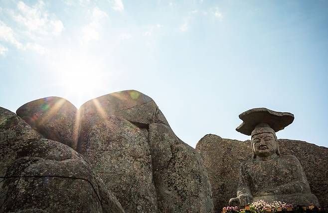 '갓바위 부처님'으로 유명한 팔공산의 보물 '관봉석조여래좌상'. 갓을 쓴 모습이 학사모를 쓴 것 같다 하여 수험생 자녀를 둔 학부모들이 합격 기원 기도를 하기 위해서도 많이 찾는다.  / 장은주 영상미디어 객원기자