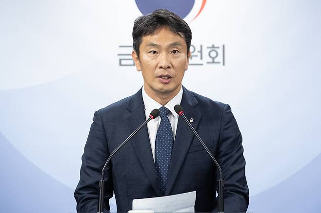 이복현 금융감독원장이 지난 5일 서울 종로구 정부서울청사 브리핑룸에서 열린 공매도 전면 금지 관련 브리핑에서 관행화된 무차입 공매도 관련 입장을 밝히고 있다./뉴스1