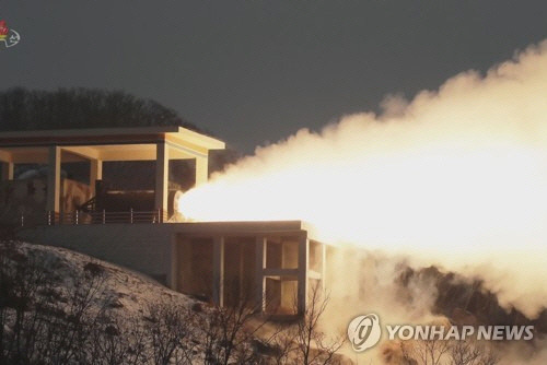 북한의 지난해 신형 고체ICBM용 엔진시험 모습[연합뉴스 자료사진]