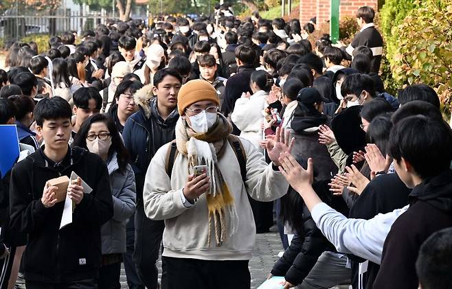 2024학년도 대학수학능력시험을 하루 앞둔 15일 오전 서울 영등포구 영신고등학교에서후배들과 선생님들이 수험생들을 격려하고 있다. 공동취재사진