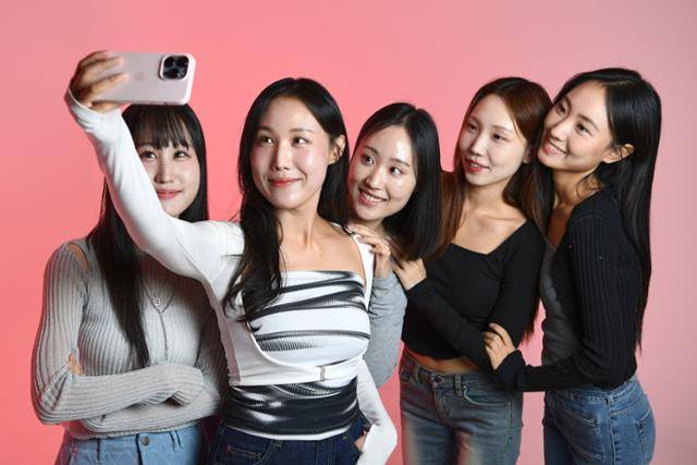 조새한별(왼쪽 두 번째) 파인유얼뷰티 대표가 회사를 함께 경영하는 자매들과 서울 세종대로 한국일보 스튜디오에서 인터뷰를 하며 셀카를 찍고 있다. 그가 창업한 파인유얼뷰티는 국내에서 보기 드문 5자매가 경영하는 운동 스타트업이다. 윤서영 인턴기자