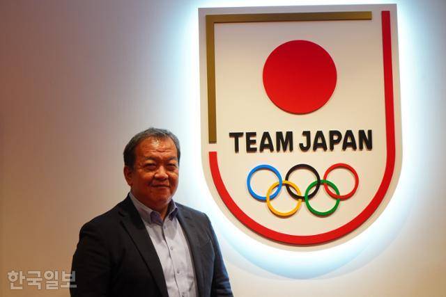 겐지 가사하라 일본올림픽위원회(JOC) 강화부장이 지난 달 17일 일본 도쿄의 JOC 본부에서 한국일보와 인터뷰한 뒤 일본 대표팀 로고 앞에서 포즈를 취하고 있다. 도쿄=유대근 기자