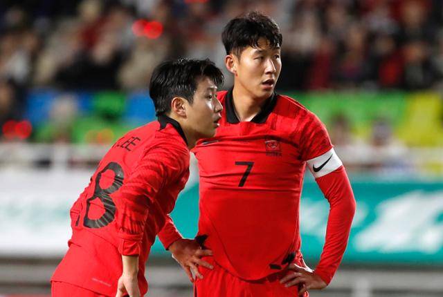 경기 수원월드컵경기장에서 10월 17일 열린 하나은행 초청 축구 국가대표 평가전 대한민국과 베트남의 경기, 이강인과 손흥민이 프리킥을 준비하고 있다. 뉴시스 제공