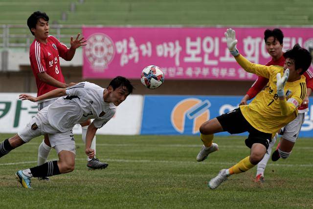 충북 제천종합운동장에서 8월 2일 열린 제56회 대통령금배 전국고등학교축구대회 결승전 경기 모습. 제천=경향신문 제공