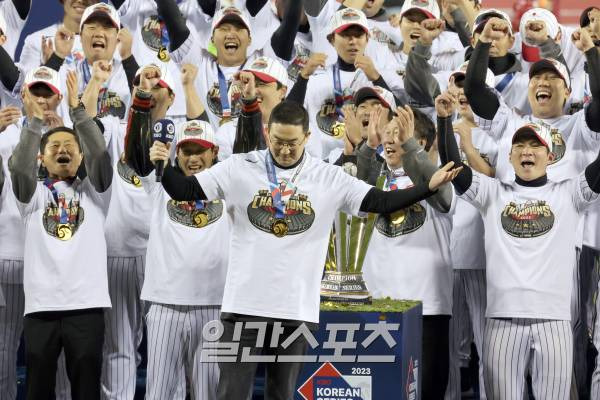 kt위즈와 LG 트윈스의 2023 KBO 한국시리즈 5차전 경기가 13일 오후 서울 잠실야구장에서 열렸다. LG가 6-2로 승리하고 29년만에 우승 했다. LG 구광모 회장이 우승 소감을 얘기 하고있다. 잠실=정시종 기자 capa@edaily.co.kr /2023.11.13.