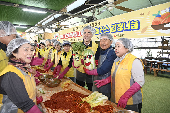 최재훈 달성군수(왼쪽 3번째)와 강성환 달성복지재단이사장(왼쪽 2번째)과 자원봉사자들이 김장나눔 행사를 펼치고 있다. [사진=달성군]