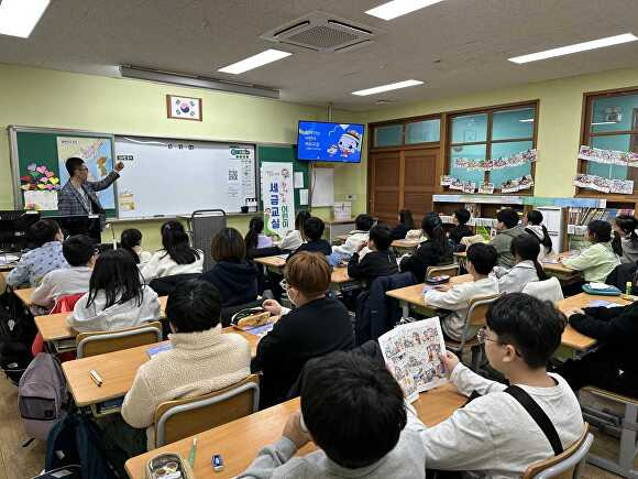 지난 30일부터 14일까지 시청 세정과 공무원이 지역 내 5개 초등학교 4~6학년을 대상으로 “찾아가는 어린이 세금교실” 교육을 진행하고 있다.  [사진=안성시]