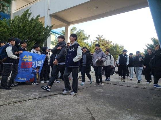 15일 서울 서초구 서울고등학교에서 고3 수험생들을 응원하기 위한 출정식이 진행됐다. 1·2학년 학생들은 건물에서 고3 학생들이 나오기 시작하자 큰 함성과 박수로 맞이했다. 김민정 기자